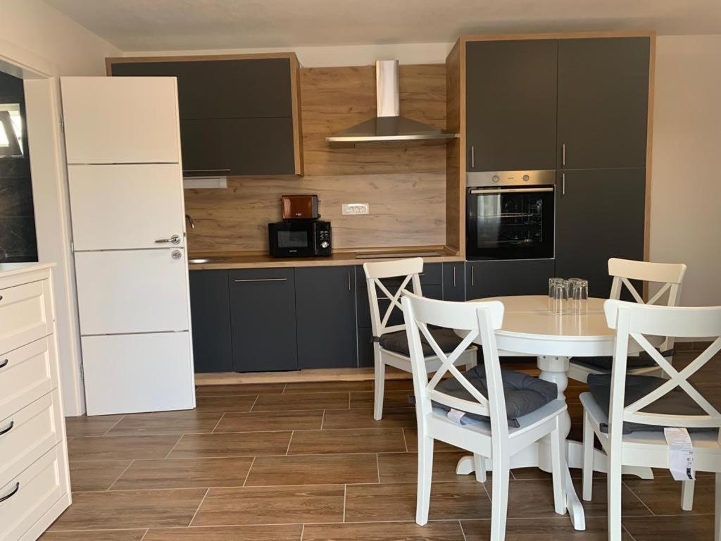 Apartmani Albatros Perusic Ngoại thất bức ảnh